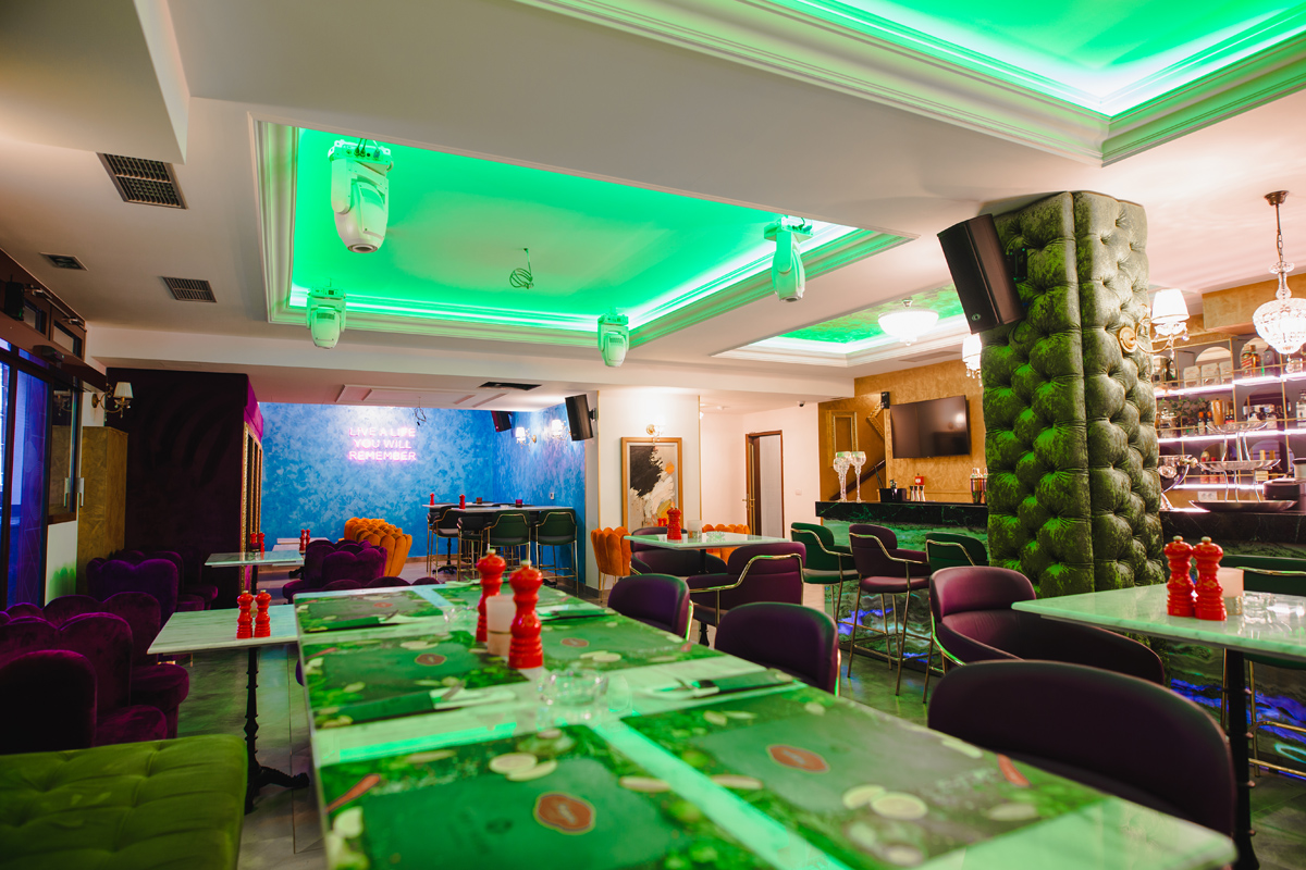 Restoranski bar u hotelu Integra osvjetljen zelenim led svijetlom