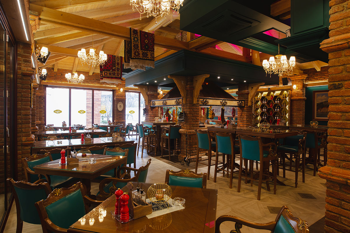 Restoran u hotelu Integra sa svijetlo-plavim enterijerom ikao i tradicionalnim detaljima u vidu ćilima na plafonu