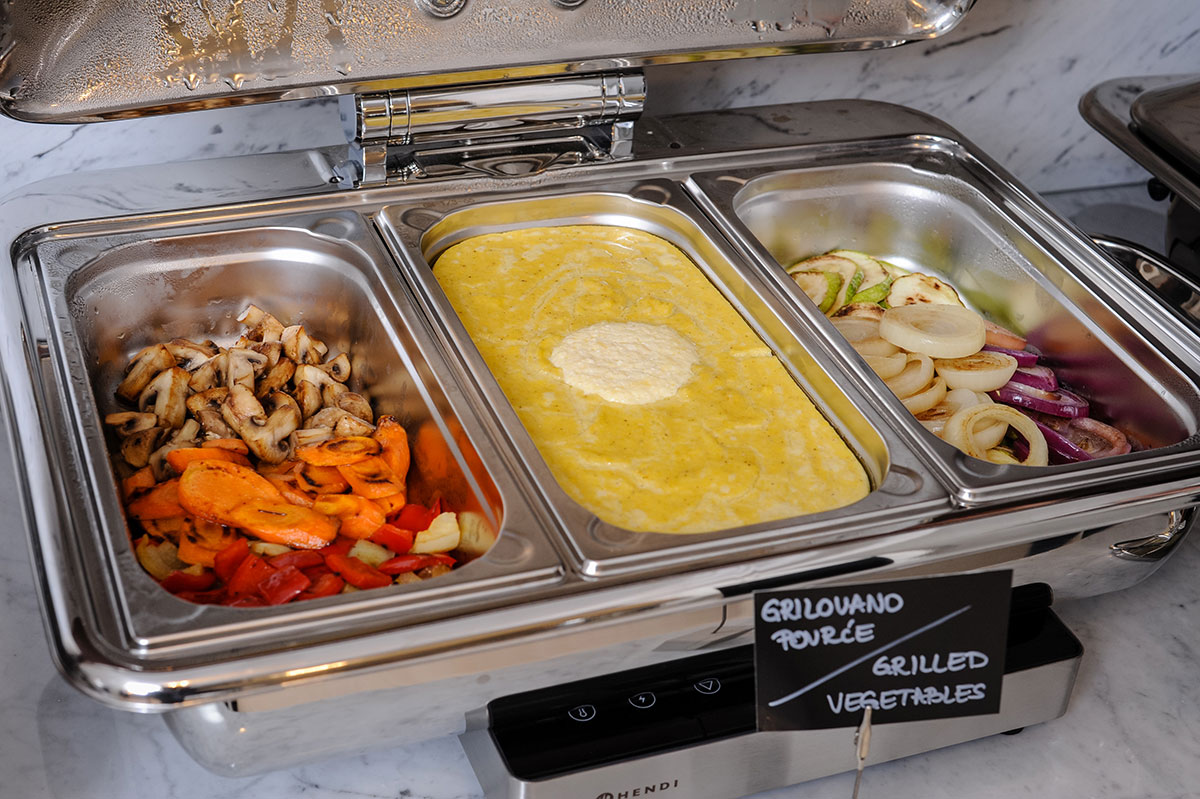 Grilovano šareno povrće kao ponuda za doručak koje se nalazi u metalnim poudama u banquet restoranu u hotelu Integra
